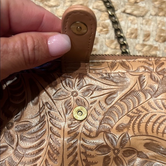 Elegant Tan Leather Women's Bag - Picture 9 of 12